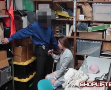 काले बालों के साथ बस्टी पुलिस अधिकारी और एक फट्टुहम पत्नी एक डकैती के दौरान गड़बड़ हो रही है।