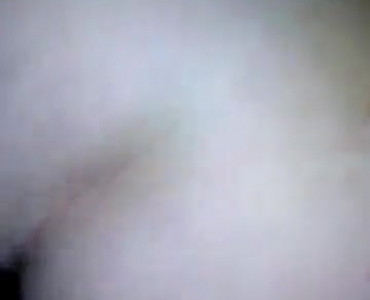 एलिजा सोफे पर गड़बड़ हो रही है और कैमरे के सामने अपनी चूत के साथ खेल रही है।