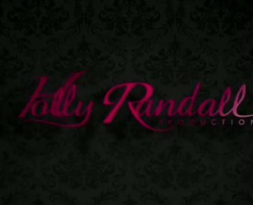 रिले रीड एक वक्रता वाली महिला है जो विभिन्न स्थितियों में गुलाबी वाइब्रेटर का उपयोग कर रही है।