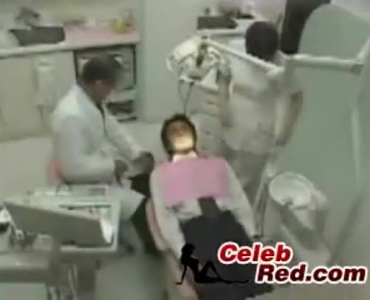 हॉट जापानी नर्स उसकी गुलाबी चूत का पता लगाती है