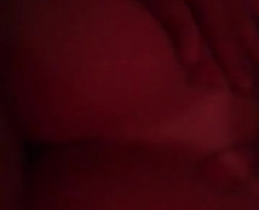 सबरीना रे अपने विशाल बिस्तर में सेक्स कर रही है और संभोग का अनुभव करते हुए खुशी से विलाप कर रही है।