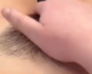 खराब बालों वाली गोरी महिला अपने बेटे के जन्मदिन के लिए, अपने बिस्तर में एक छोटे आदमी को चोद रही है।