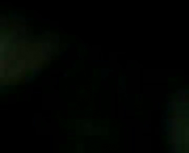 लंबे, काले बालों के साथ सुडौल कुतिया अपने बड़े काले प्रेमी पर बैठकर उसकी गुलाबी चूत को उँगलियाँ दे रही है।