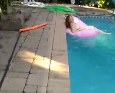Sensual Amateur Sucking Cock In The Pool