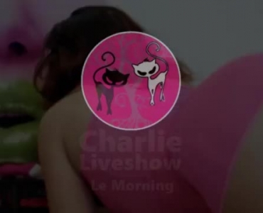 लस्टी श्यामला, चार्ली एंजल सेक्स के दौरान कराह रही है, अपने कोमल होंठों को संभालने के लिए बहुत जोर से