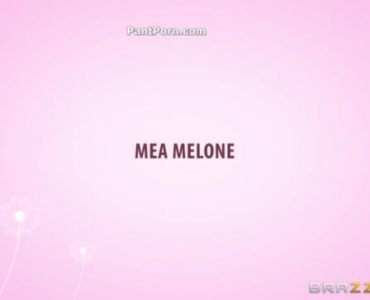 मेया मेलोन एक फूहड़, एशियाई बेब है जो मुर्गा चूसना और उसकी बिल्ली को चाटना पसंद करता है