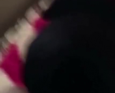 डर्टी माइंडेड कुतिया एक दूसरी लड़की के साथ एक सेक्स गेम खेल रही है, जबकि एक कुत्ते की स्थिति में है