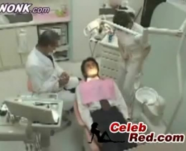 संचिका जापानी नर्स उसके परीक्षण बिस्तर पर पीछे से गड़बड़ कर दिया