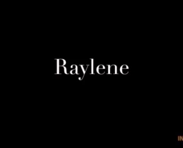 Raylene मुस्कुरा रही है, जबकि उसका नया प्रेमी उसके बेडरूम में उसे तंग गधा बकवास कर रहा है
