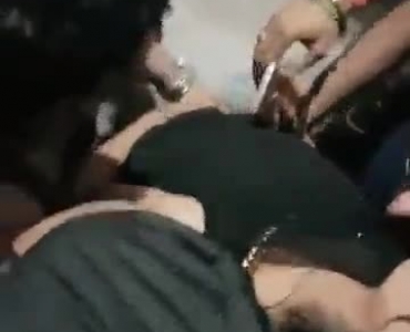 सेक्सी लड़की उसके कपड़े से दूर ले जा रही है और कैमरे के सामने अपने नए पुरुष चुंबन है