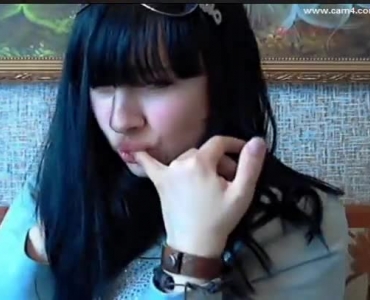विशाल, काले चश्मे के साथ मिठाई रूसी लड़की एक सींग का पर्यटक की बड़ी डिक चूस रही है