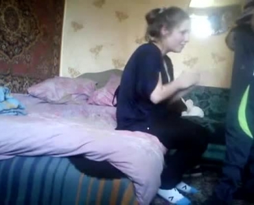छोटे स्तन वाली रूसी शौकिया लड़की उसे चोदने के लिए एक खिलौने के लिए अपने पैरों को फैला रही है