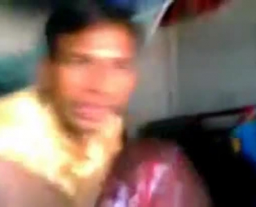 शर्मीला किशोर लड़का अगले दरवाजे पर अपने सींग का बना हुआ शिक्षक द्वारा एक बकवास गुड़िया में बदल रहा है