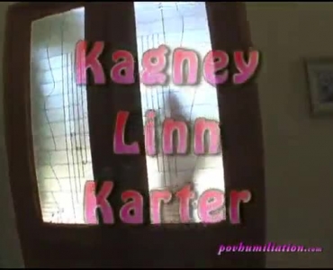 Kagney Linn Van एक बस्टी श्यामला है जो अपने नए नग्न शरीर को किसी भी चीज़ से अधिक पसंद करती है