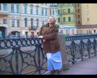 संचिका रूसी गृहिणी यहाँ किनारे से प्यार कर रही है, खासकर जब उसके प्रेमी उसके चेहरे पर सह रहे हैं