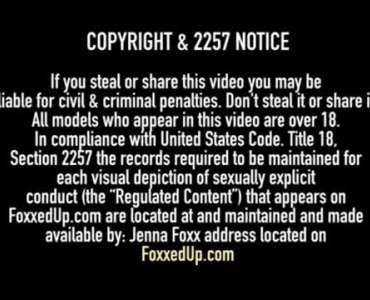 जेना जे फॉक्सक्स और उनके टिप्पी मित्रों ने एक दृश्य में पिंक किया जिसे उन्होंने फिल्म में भेजा था