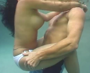 पानी के नीचे लघु सेक्सी एशियाई लड़की किसी न किसी गुदा सेक्स पसंद करती है