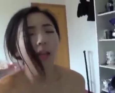 सुंदर एशियाई लड़की एक शो में नग्न