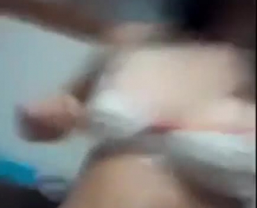 सेक्सी जापानी Denomi कैमरे के लिए स्तन और गधे के साथ खेलता है।