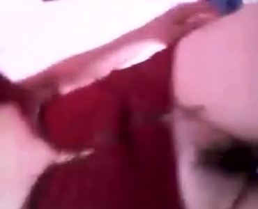 लेस ड्रेस बस्टी ईबोनी लवर अपने दोस्त के लिए लेस्बियन वीडियो बनाता है