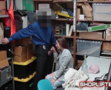 घर वीडियो चुराने के बाद किशोरी को चोदते हुए पुलिस